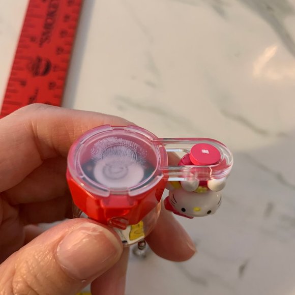 Vintage 1998 Hello Kitty Light up keychain - Picture 9 of 9